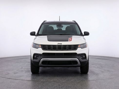 Used 2025 Jeep Compass Trailhawk AWD/4WD image 2