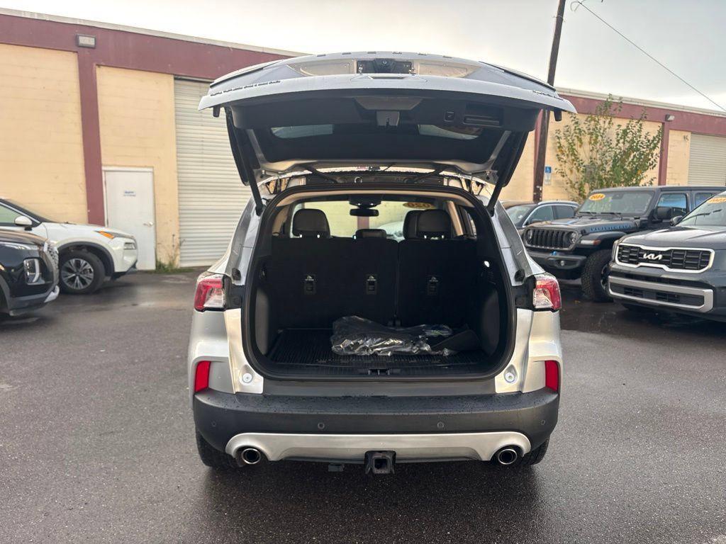 Used 2020 Ford Escape Titanium w/ Titanium Premium Package 2.0 AWD/4WD image 17