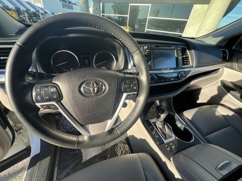 Used 2019 Toyota Highlander XLE image 11