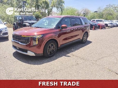 Used 2025 Kia Carnival FWD image 1