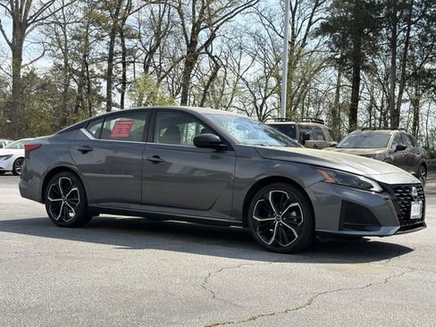 Used 2024 Nissan Altima 2.5 SR FWD image 2