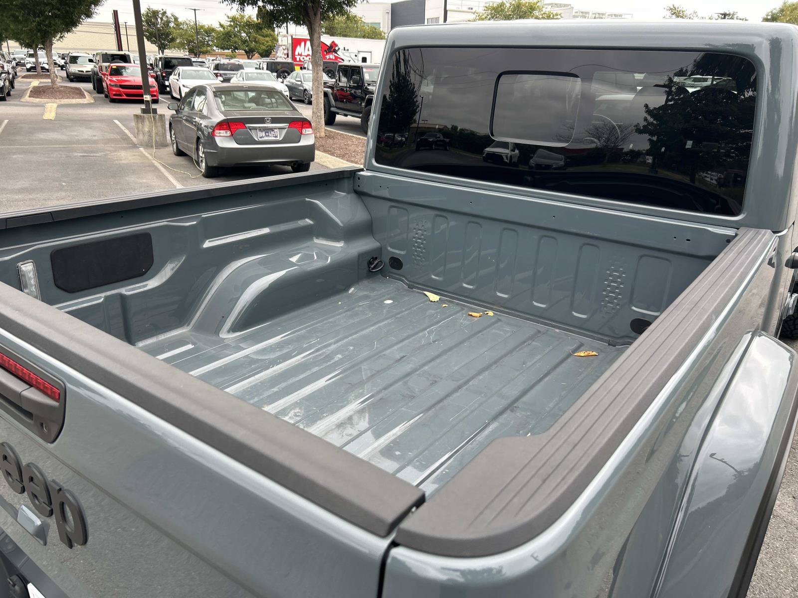 Used 2025 Jeep Gladiator Sport AWD/4WD image 16