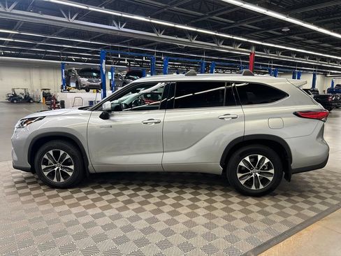 Used 2021 Toyota Highlander XLE FWD image 4