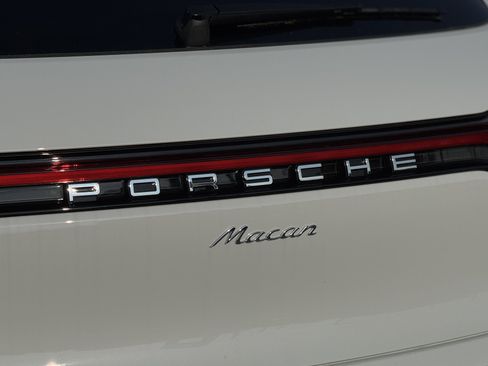 Certified 2025 Porsche Macan AWD/4WD image 19