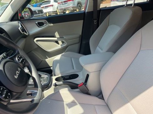 Used 2023 Kia Soul LX w/ LX Technology Package FWD image 9