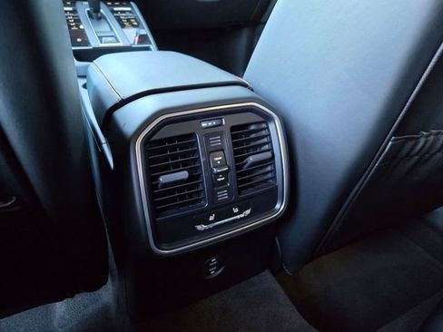 Used 2025 Porsche Macan image 19