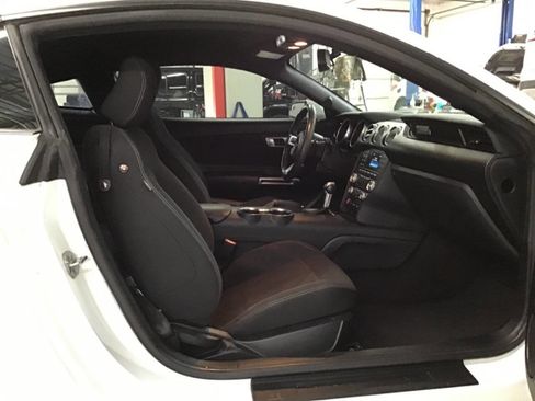 Used 2018 Ford Mustang Coupe RWD image 21