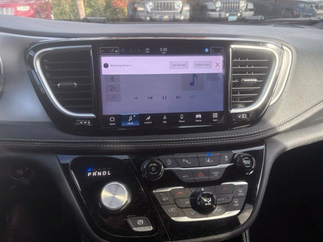 Used 2025 Chrysler Pacifica Limited FWD image 10