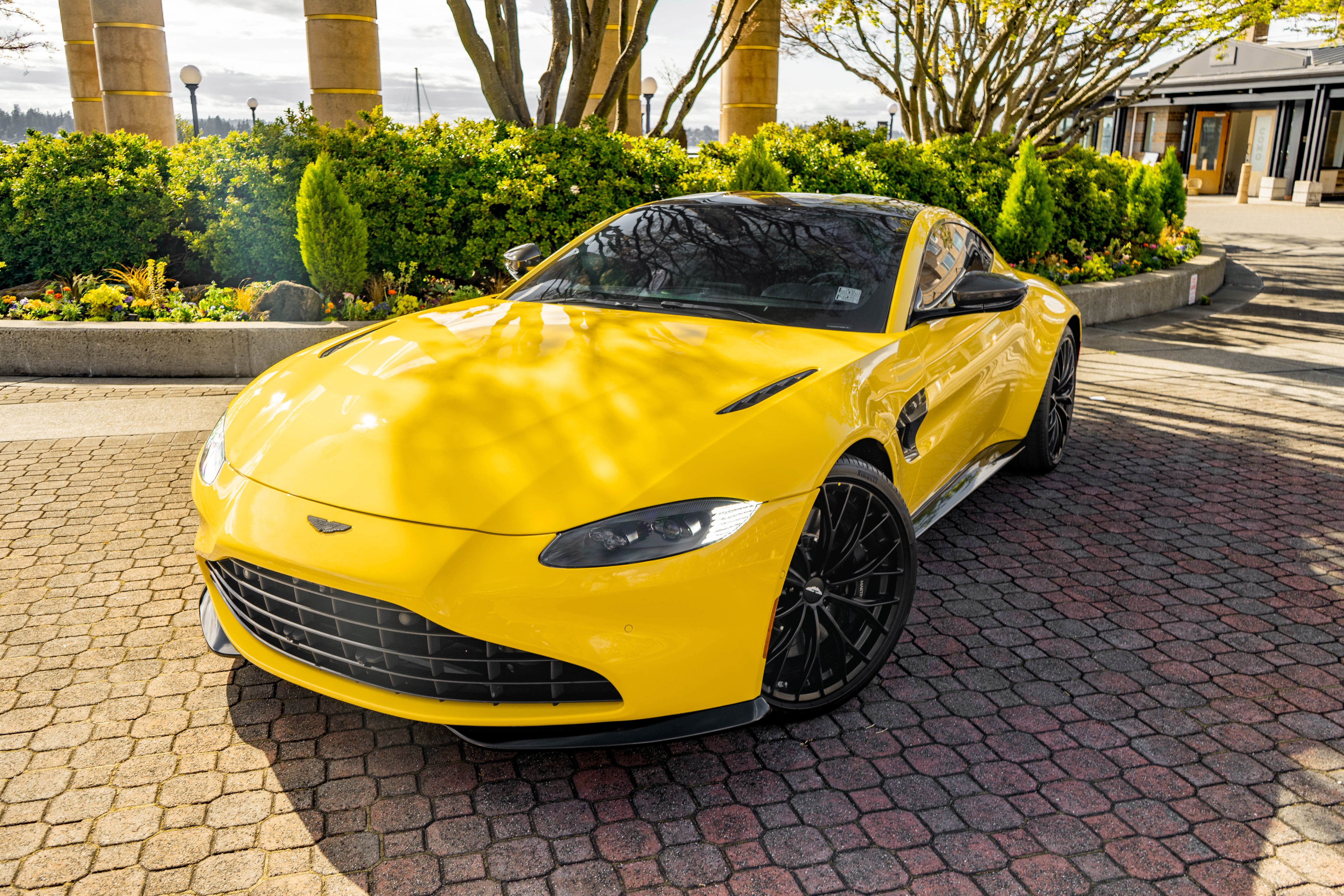 Used 2023 Aston Martin V8 Vantage Coupe RWD image 31