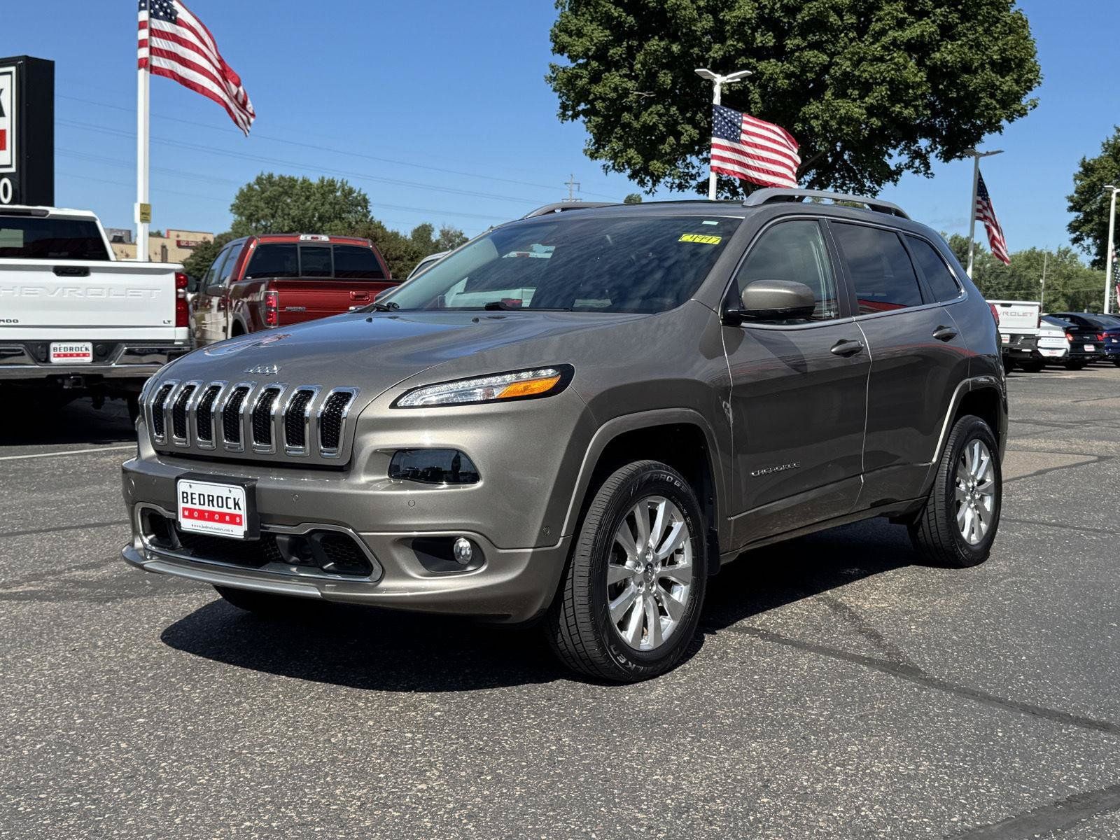 Used 2017 Jeep Cherokee Overland w/ Technology Group AWD/4WD image 3