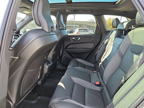 Used 2021 Volvo XC60 T6 R-Design image 10