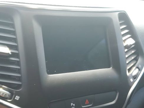 Used 2020 Jeep Cherokee Latitude Plus AWD/4WD image 17
