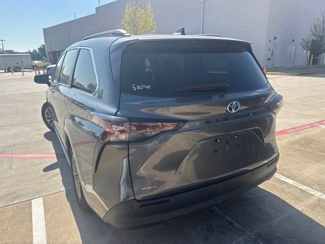 Certified 2025 Toyota Sienna XLE FWD image 4