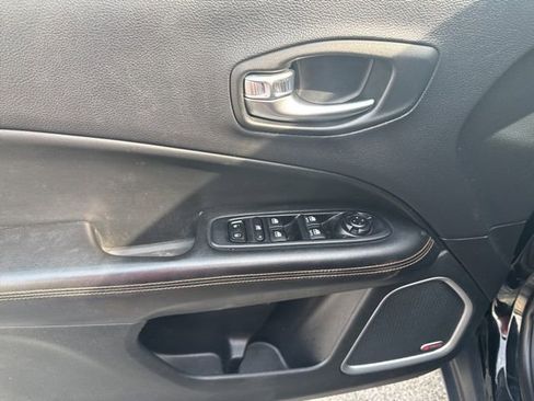 Used 2018 Jeep Compass Limited w/ Navigation Group AWD/4WD image 10