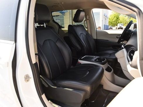 Used 2023 Chrysler Pacifica Touring-L FWD image 21