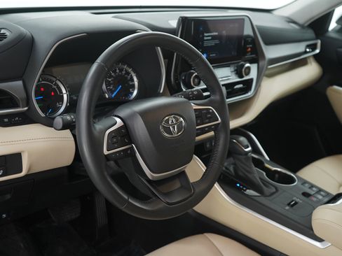Used 2024 Toyota Highlander XLE image 22