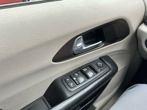 Used 2017 Chrysler Pacifica Touring-L FWD image 28