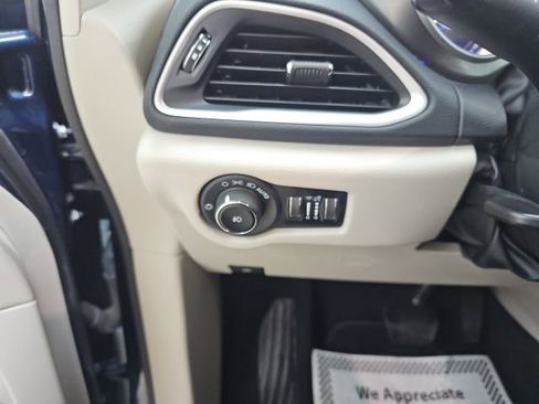 Used 2023 Chrysler Pacifica Touring-L FWD image 14