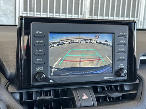 Used 2021 Toyota RAV4 LE AWD/4WD image 18