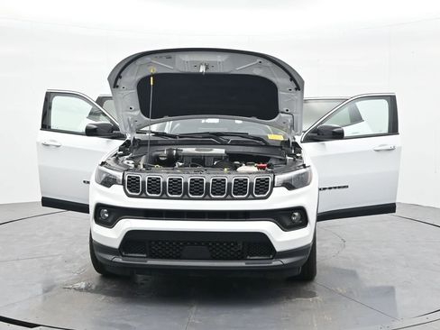 Used 2024 Jeep Compass Latitude image 41