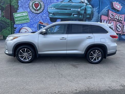 Used 2019 Toyota Highlander XLE image 2