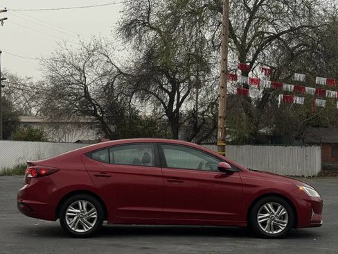 Used 2019 Hyundai Elantra SEL image 2