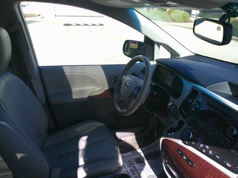 Used 2014 Toyota Sienna XLE image 34