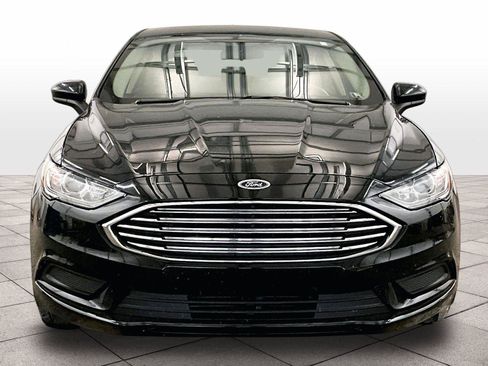 Used 2018 Ford Fusion SE w/ Fusion SE Technology Package FWD image 3