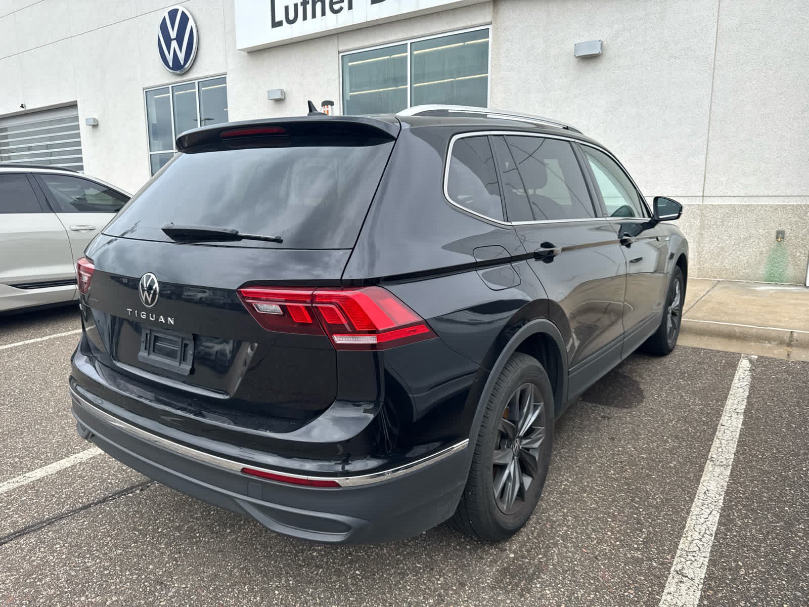 Certified 2023 Volkswagen Tiguan SE w/ Panoramic Sunroof Package FWD image 3