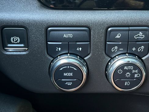 Used 2025 GMC Sierra 1500 SLT w/ SLT Premium Plus Package AWD/4WD image 37