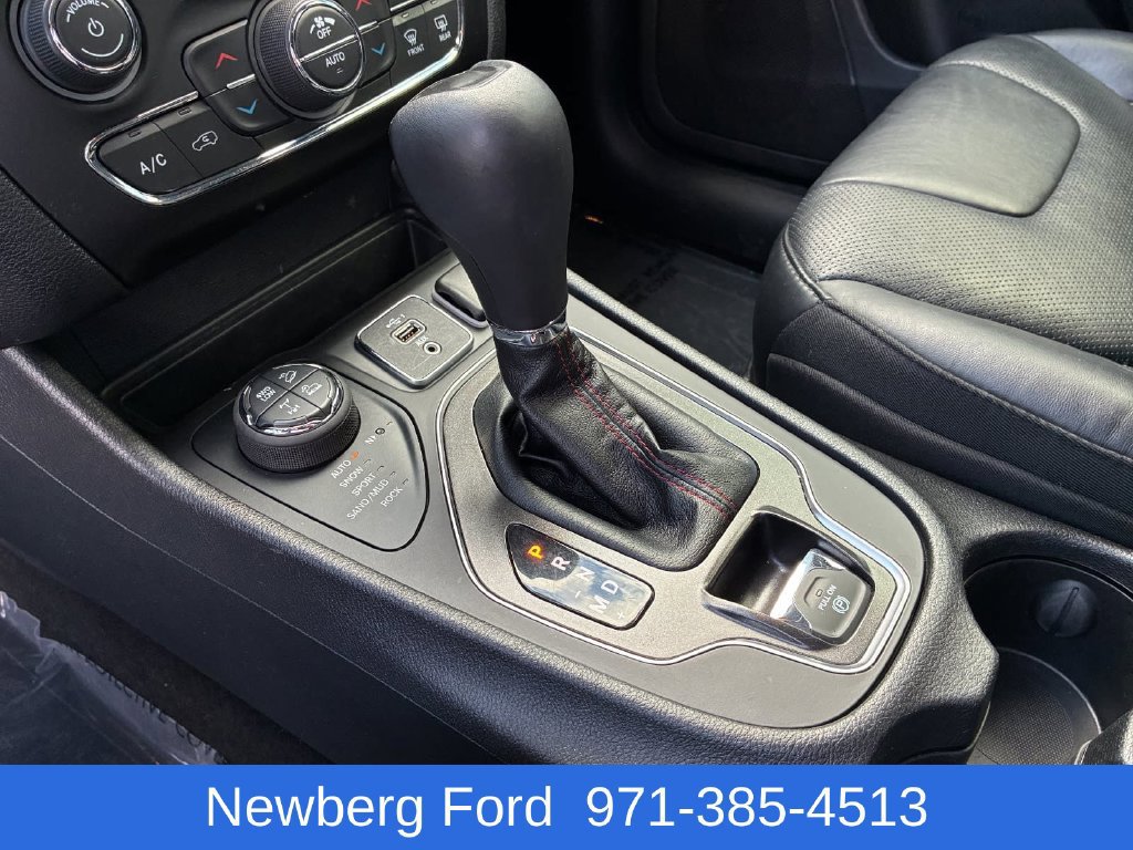 Used 2020 Jeep Cherokee Trailhawk AWD/4WD image 23