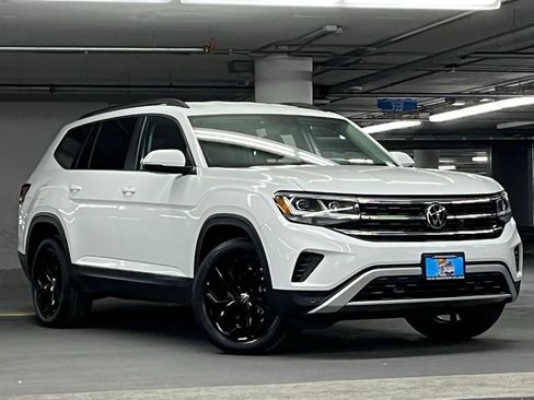 Certified 2023 Volkswagen Atlas SE w/ Black Wheel Package image 2