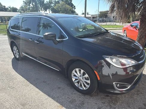 Used 2020 Chrysler Pacifica Touring-L FWD image 2
