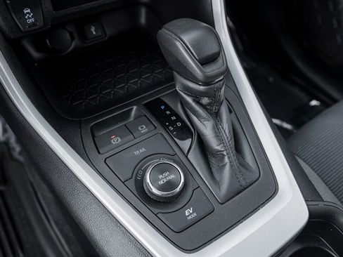 Used 2021 Toyota RAV4 LE image 23