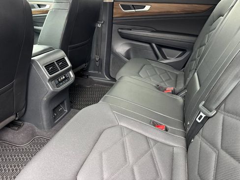 Used 2024 Volkswagen Atlas SE FWD image 12