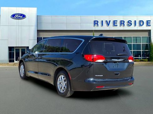 Used 2023 Chrysler Voyager LX FWD image 5