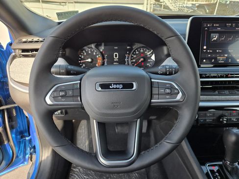 Used 2025 Jeep Compass Latitude image 16