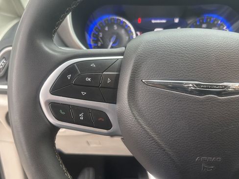 Used 2023 Chrysler Pacifica Touring-L image 19