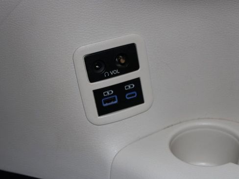 Used 2021 Toyota Sienna Platinum AWD/4WD image 37