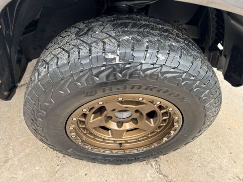Used 2022 Toyota Tacoma SR5 w/ Technology Package RWD image 38