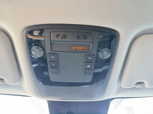 Used 2023 Kia Carnival LX FWD image 15