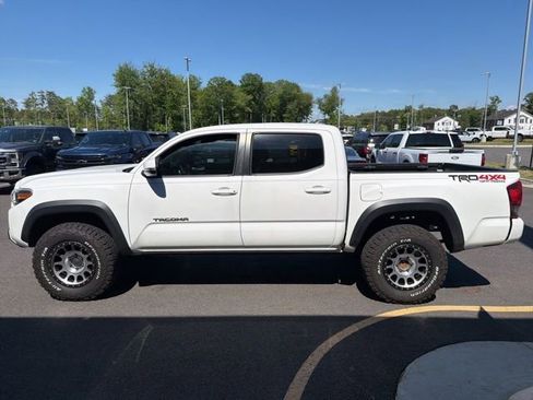 Used 2019 Toyota Tacoma TRD Off-Road w/ Technology Package AWD/4WD image 15