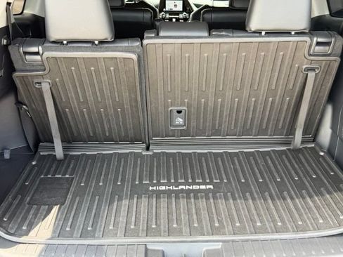 Used 2025 Toyota Highlander XLE FWD image 17