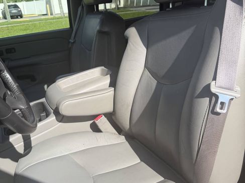 Used 2007 Chevrolet Silverado 2500 LT w/ Heavy-Duty Power Package AWD/4WD image 9