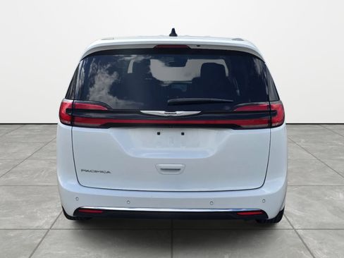 Used 2024 Chrysler Pacifica Touring-L FWD image 5