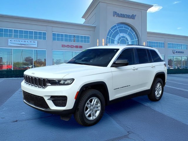 Used 2023 Jeep Grand Cherokee Laredo AWD/4WD image 1
