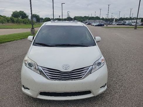 Used 2017 Toyota Sienna XLE w/ XLE Navigation Package FWD image 2
