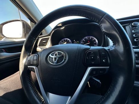 Used 2017 Toyota Highlander Limited image 21