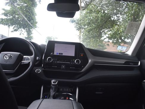 Used 2025 Toyota Highlander LE FWD image 28