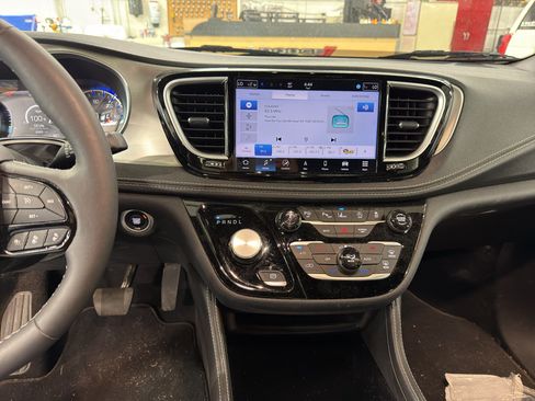 Used 2024 Chrysler Pacifica Limited w/ S Appearance Package FWD image 7